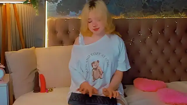 Snapshot of EmilyAngells chatting on 02-24-26, 06:58 EmilyAngells online show from 02-24-26, 06:58