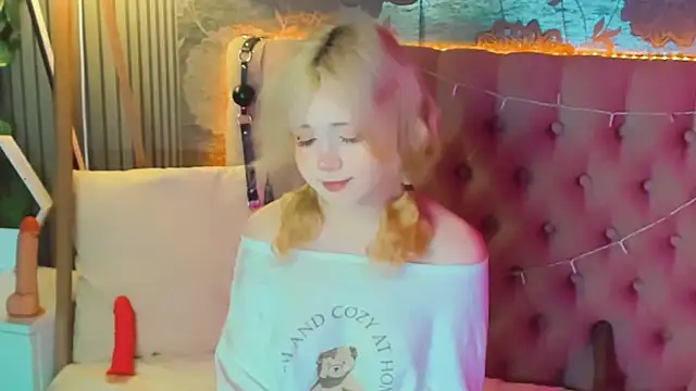 Snapshot of EmilyAngells chatting on 06-30-26, 06:13 EmilyAngells online show from 06-30-26, 06:13