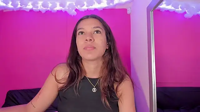 Snapshot of violett_24_ chatting on 03-20-25, 12:43 violett 24 online show from 03-20-25, 12:43