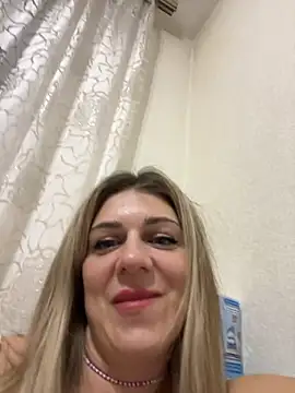 Lusi Luxary online show from 10-15-25, 02:14