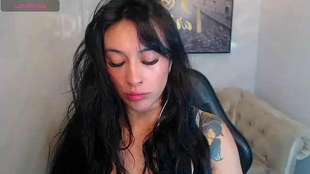 Snapshot of Isabella_Collen_v chatting on 06-16-26, 01:11 Isabella Collen v online show from 06-16-26, 01:11