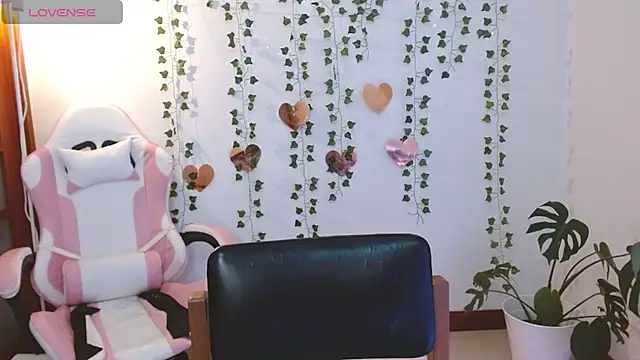 Snapshot of hellokitty__valery chatting on 06-18-26, 02:21 hellokitty valery online show from 06-18-26, 02:21