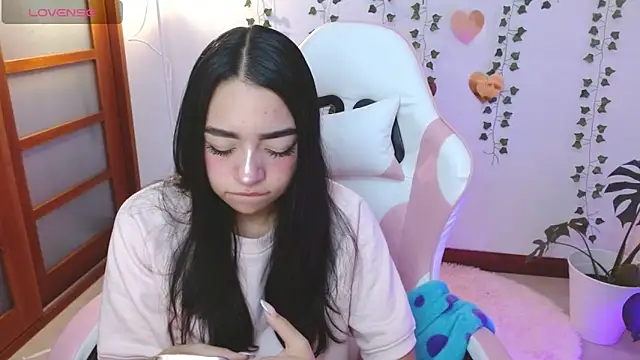 Snapshot of hellokitty__valery chatting on 06-22-26, 02:39 hellokitty valery online show from 06-22-26, 02:39