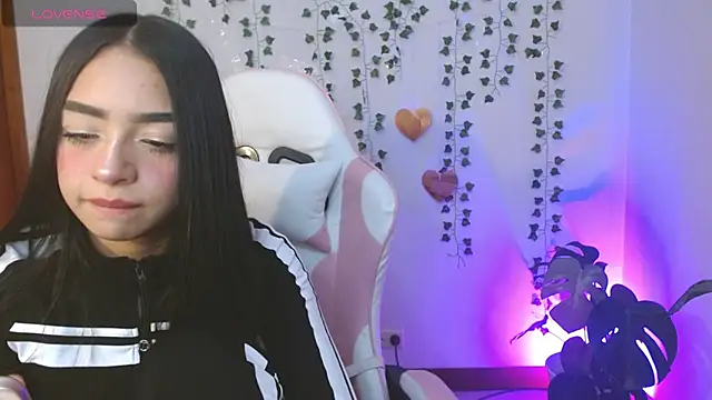 Snapshot of hellokitty__valery chatting on 07-12-26, 06:03 hellokitty valery online show from 07-12-26, 06:03