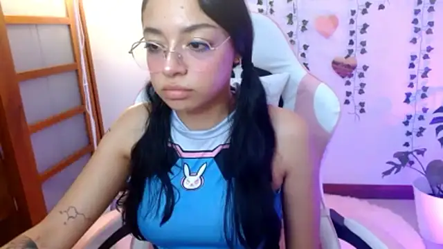 Snapshot of hellokitty__valery chatting on 06-12-26, 01:58 hellokitty valery online show from 06-12-26, 01:58
