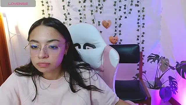 Snapshot of hellokitty__valery chatting on 07-06-26, 01:34 hellokitty valery online show from 07-06-26, 01:34