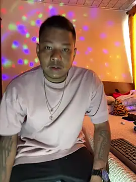 Snapshot of Saipuer31 chatting on 12-21-25, 04:08 Saipuer31 online show from 12-21-25, 04:08