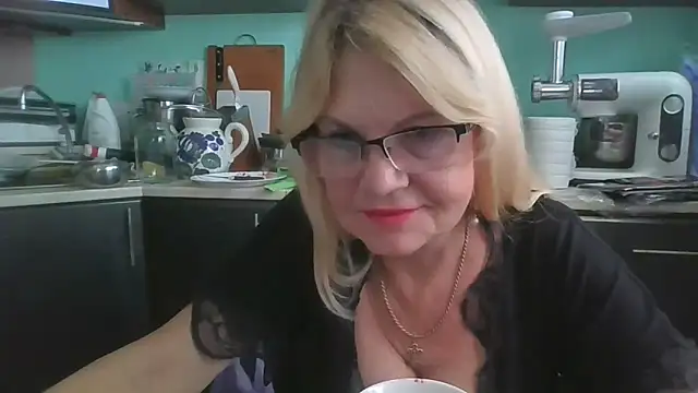 Snapshot of Heidi-Helga chatting on 09-11-25, 06:35 Heidi-Helga online show from 09-11-25, 06:35