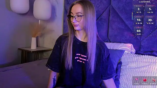 Snapshot of VictoriaLights chatting on 02-13-26, 06:13 VictoriaLights online show from 02-13-26, 06:13