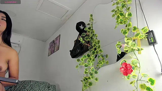 flor herrera01 online show from 11-06-25, 05:22