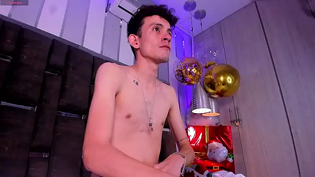 Snapshot of ValentinoMoreti chatting on 12-18-25, 05:34 ValentinoMoreti online show from 12-18-25, 05:34