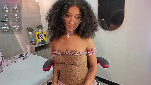 Layla Clarke online show from 11-18-25, 03:32