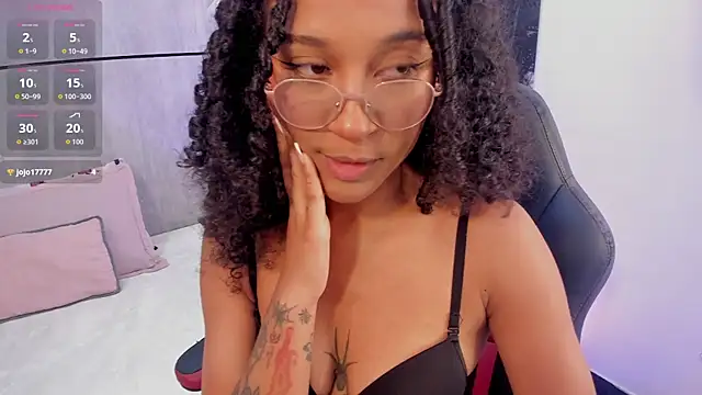 Layla Clarke online show from 01-14-26, 03:21