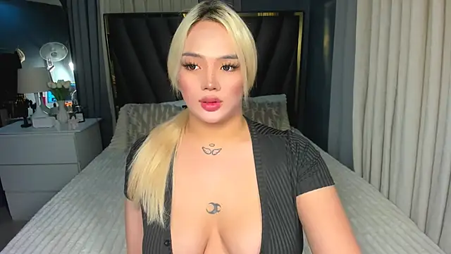 Snapshot of KylieSonique chatting on 10-10-25, 04:35 KylieSonique online show from 10-10-25, 04:35