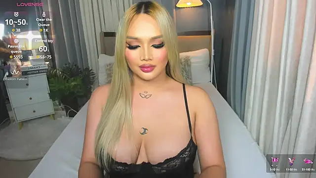 Snapshot of KylieSonique chatting on 03-18-25, 01:57 KylieSonique online show from 03-18-25, 01:57