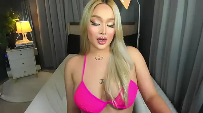 Snapshot of KylieSonique chatting on 03-03-25, 02:33 KylieSonique online show from 03-03-25, 02:33