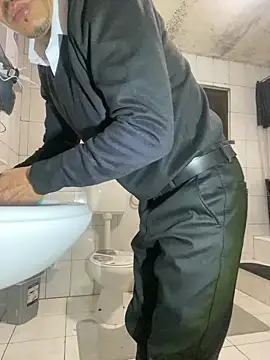 rogerdik76 online show from 02-11-26, 06:35