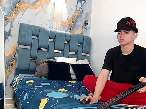 Snapshot of KING_OFF_BOYS chatting on 12-19-25, 01:46 KING OFF BOYS online show from 12-19-25, 01:46