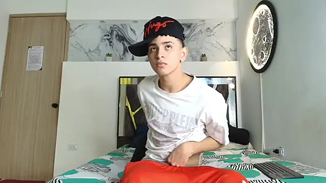 Snapshot of KING_OFF_BOYS chatting on 10-21-25, 01:21 KING OFF BOYS online show from 10-21-25, 01:21