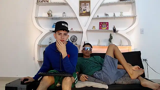 Snapshot of KING_OFF_BOYS chatting on 12-04-25, 01:21 KING OFF BOYS online show from 12-04-25, 01:21