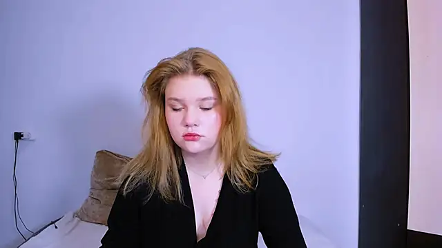 LaseyMoon online show from 12-17-25, 01:43