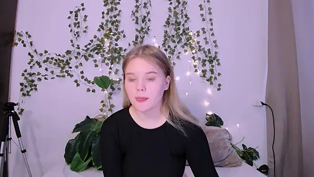 LaseyMoon online show from 03-17-25, 04:08