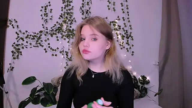 LaseyMoon online show from 03-20-25, 01:13