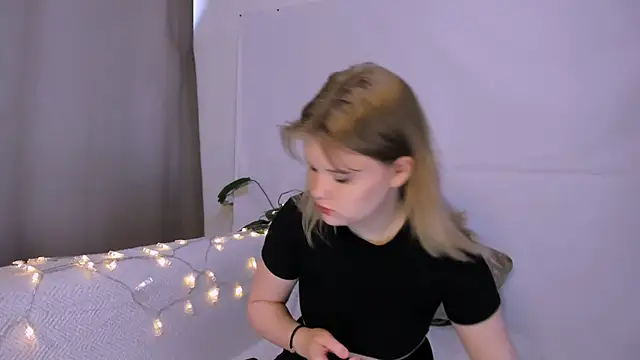 LaseyMoon online show from 03-12-25, 01:25