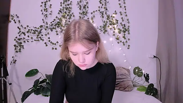 LaseyMoon online show from 03-19-25, 01:21