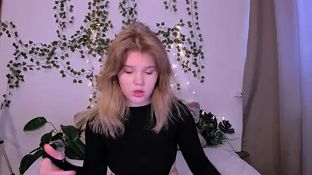 LaseyMoon online show from 03-20-25, 04:18