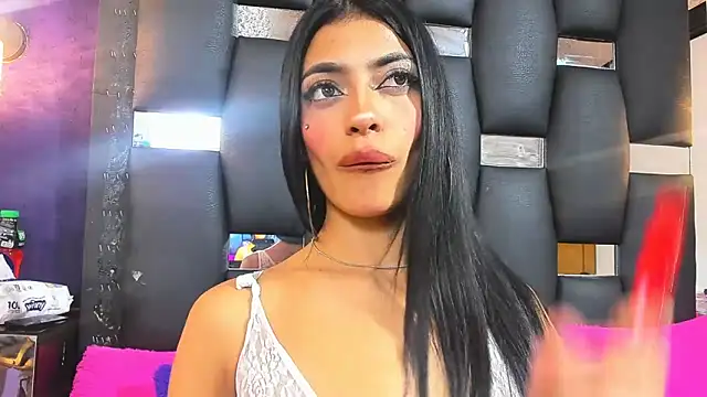 Snapshot of EMYCLARK01 chatting on 09-18-25, 03:20 EMYCLARK01 online show from 09-18-25, 03:20