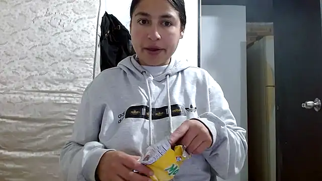 Snapshot of Escarcha-blue chatting on 10-12-25, 12:12 Escarcha-blue online show from 10-12-25, 12:12