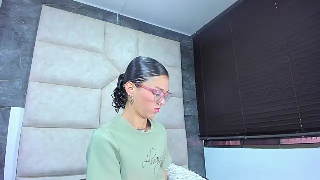 Snapshot of Vaiolett_Smith chatting on 04-13-26, 02:43 Vaiolett Smith online show from 04-13-26, 02:43