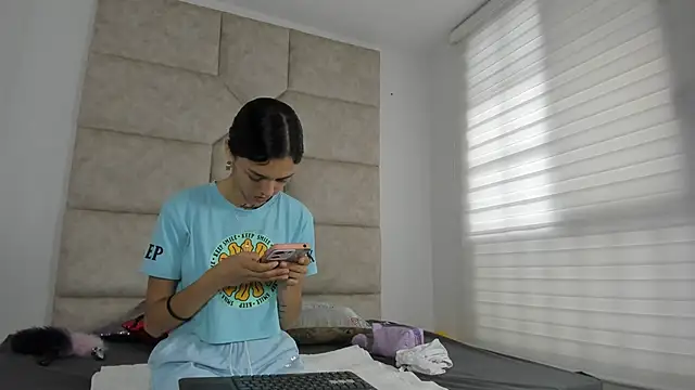 Snapshot of Vaiolett_Smith chatting on 09-25-25, 12:55 Vaiolett Smith online show from 09-25-25, 12:55