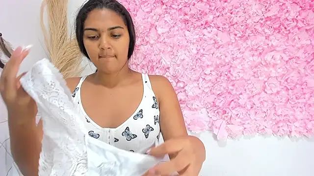 Snapshot of Melodymoore_ chatting on 02-14-26, 09:15 Melodymoore online show from 02-14-26, 09:15