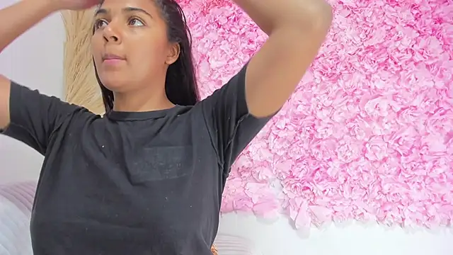 Snapshot of Melodymoore_ chatting on 02-22-26, 09:27 Melodymoore online show from 02-22-26, 09:27