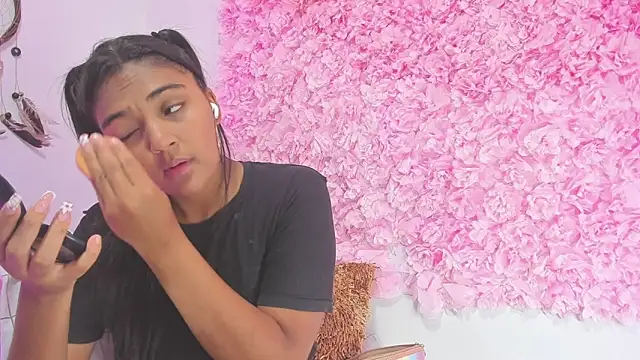 Snapshot of Melodymoore_ chatting on 02-28-26, 10:53 Melodymoore online show from 02-28-26, 10:53