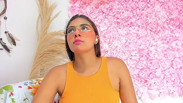 Snapshot of Melodymoore_ chatting on 02-18-26, 01:25 Melodymoore online show from 02-18-26, 01:25