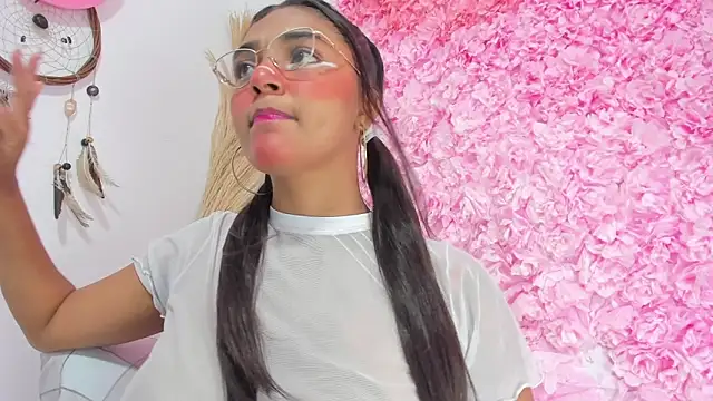 Snapshot of Melodymoore_ chatting on 02-21-26, 09:28 Melodymoore online show from 02-21-26, 09:28