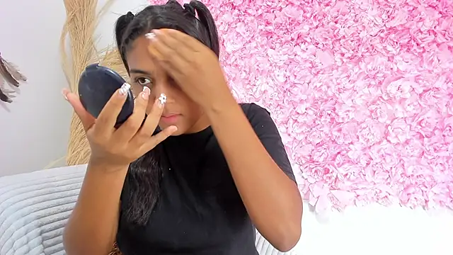 Snapshot of Melodymoore_ chatting on 02-15-26, 09:25 Melodymoore online show from 02-15-26, 09:25