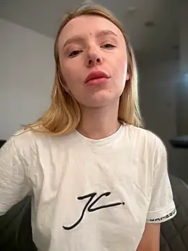 Snapshot of EvaBrooklyn chatting on 03-13-25, 03:33 EvaBrooklyn online show from 03-13-25, 03:33