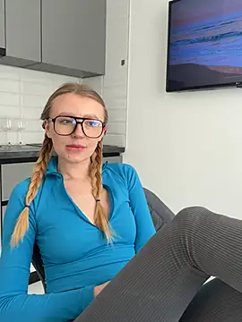 Snapshot of EvaBrooklyn chatting on 02-27-25, 12:01 EvaBrooklyn online show from 02-27-25, 12:01