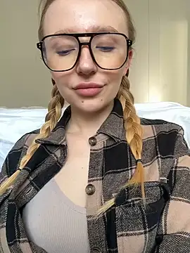 Snapshot of EvaBrooklyn chatting on 03-07-25, 12:45 EvaBrooklyn online show from 03-07-25, 12:45