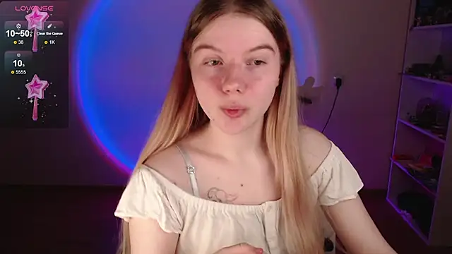 Strawberry juli online show from 04-17-26, 05:10