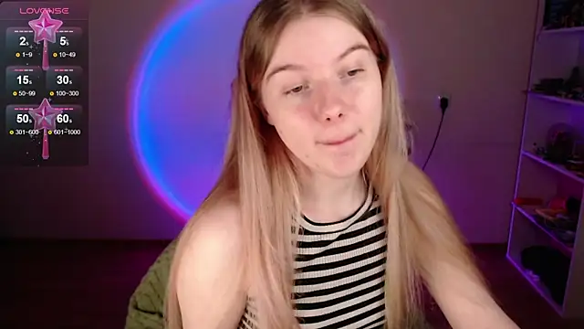 Strawberry juli online show from 04-19-26, 01:34