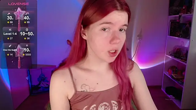 Snapshot of Strawberry_juli chatting on 10-24-25, 08:35 Strawberry juli online show from 10-24-25, 08:35