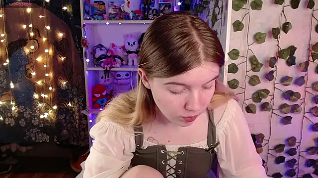 Snapshot of Strawberry_juli chatting on 03-18-25, 02:08 Strawberry juli online show from 03-18-25, 02:08