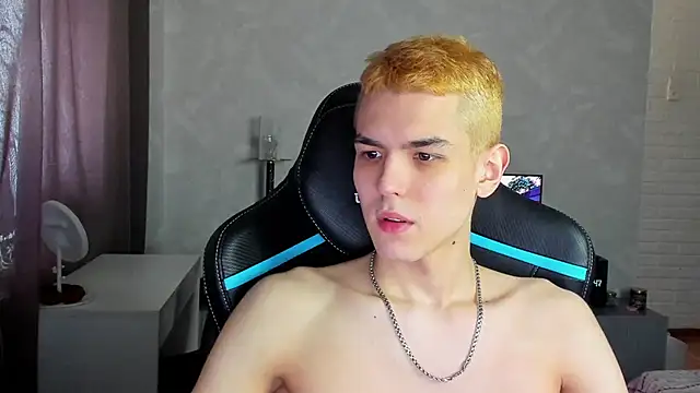 Snapshot of TravisRevas chatting on 03-08-25, 07:49 TravisRevas online show from 03-08-25, 07:49