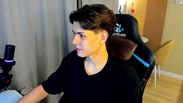 Snapshot of TravisRevas chatting on 12-16-25, 04:33 TravisRevas online show from 12-16-25, 04:33