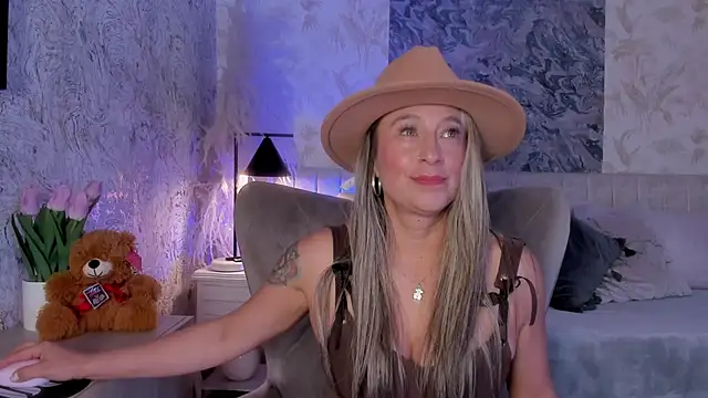 Liannaa  online show from 10-17-25, 06:32